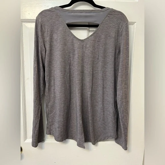 Under Armour Women’s Long-Sleeve Workout Top Split Back Mesh Detail Cut Out Sz M - Picture 3 of 11